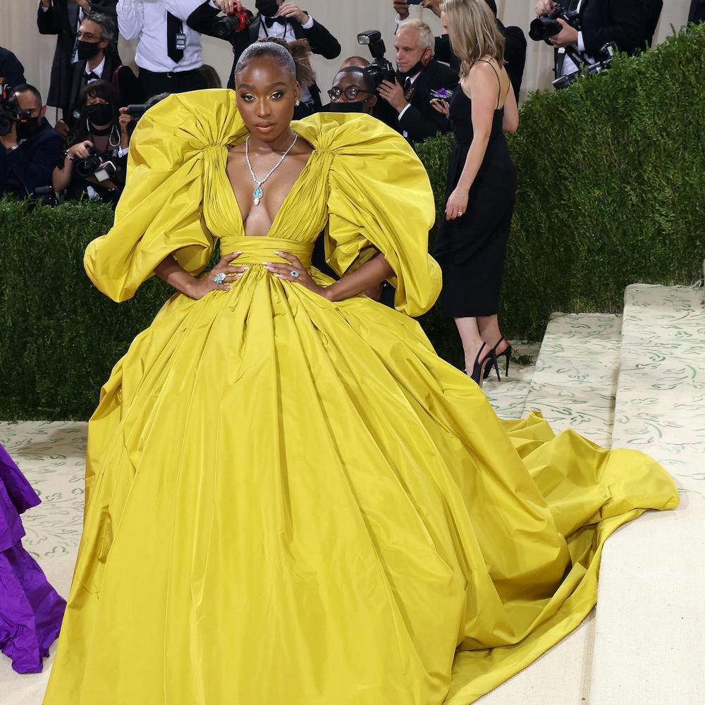 Robe cheval, masque intégral, "Tax the rich"... les tenues délirantes