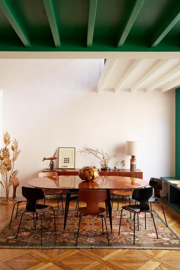 Visite privée d'un triplex à Montmartre, entre couleurs vives et ...