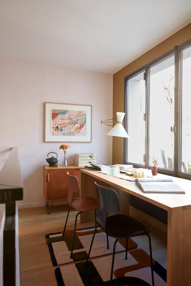 Visite privée d'un triplex à Montmartre, entre couleurs vives et ...