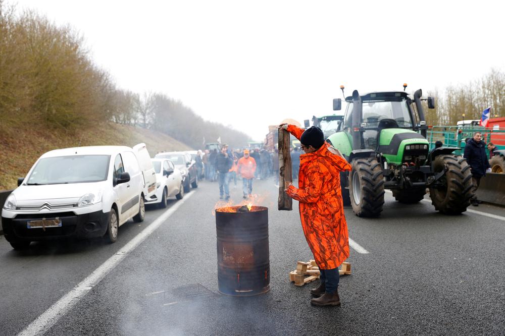 Colère Des Agriculteurs : Les Images Des Mobilisations En France