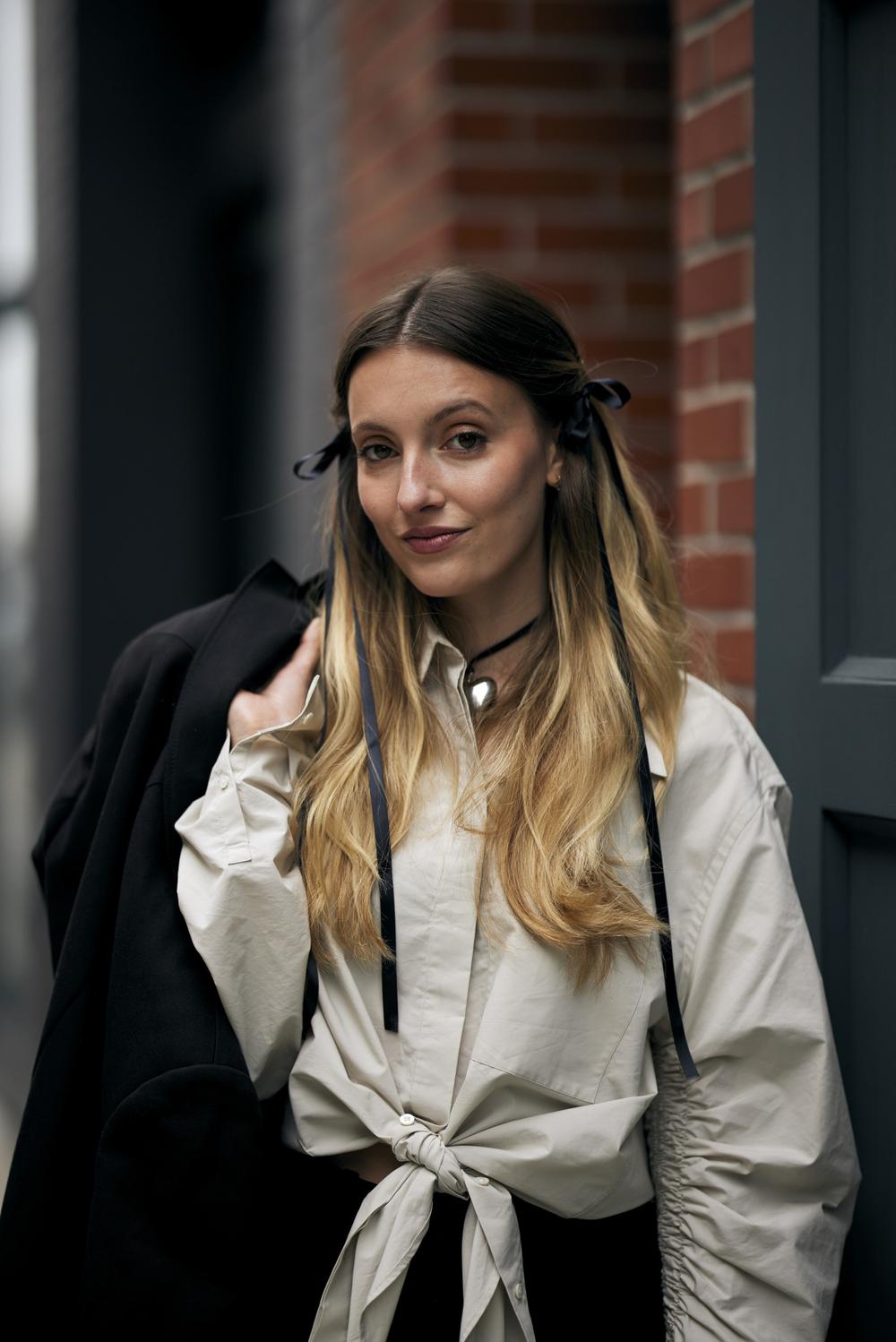 Customisation de chapeaux : créez votre style avec rubans et plumes