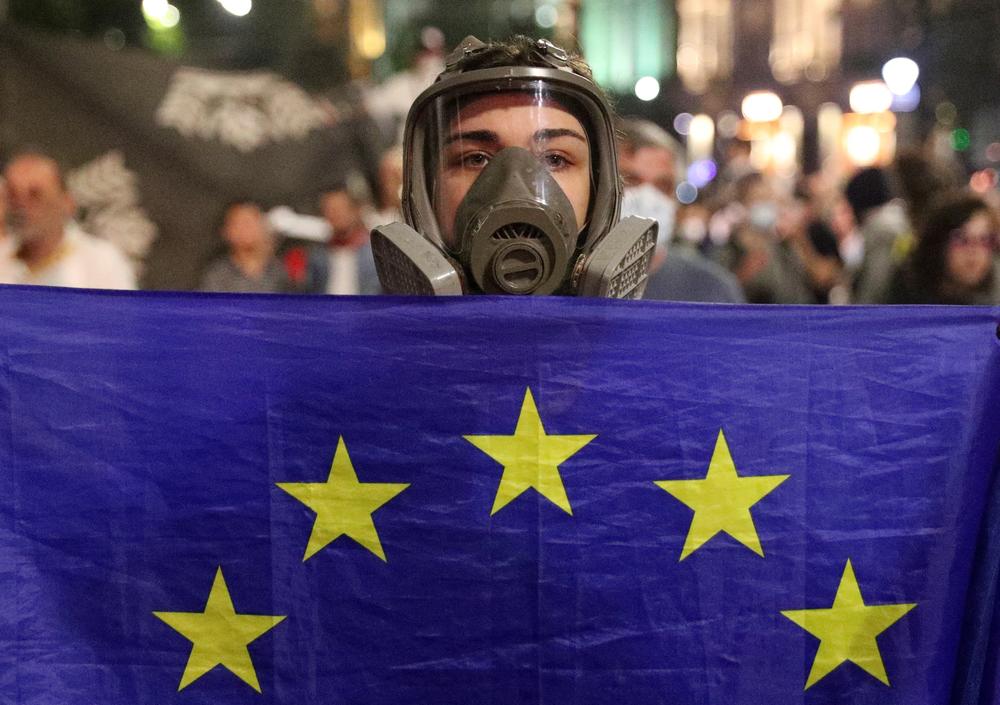 Géorgie : Des Manifestants Pro-UE érigent Des Barricades Devant Le ...