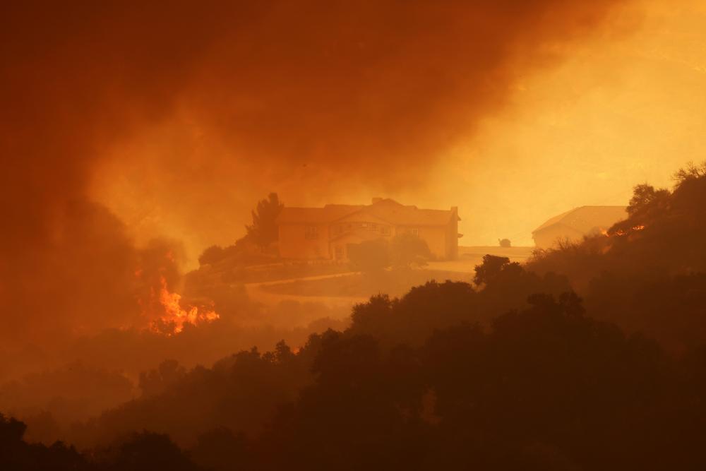 Los Angeles Menacé Par Des Incendies Létat Durgence Décrété