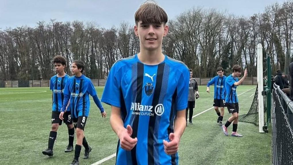 «Une immense tristesse» : le jeune Ilann, 14 ans, est mort après un choc accidentel lors d’un tournoi de football près de Bordeaux