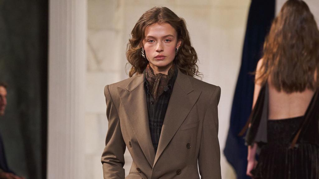 Comment cette couleur détrône silencieusement le noir dans nos dressings