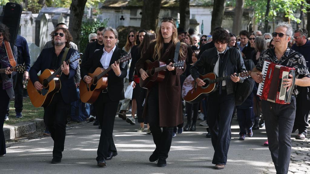 Obsèques de Catherine Ringer au cimetière de Montmartre : digne en tête de cortège, l’hommage très symbolique de son fils Raoul