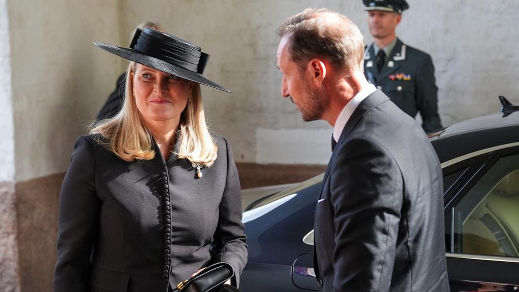 Funérailles d’Astrid de Norvège : entre rires et larmes, Haakon et Mette-Marit font leurs adieux à la sœur d’Harald V