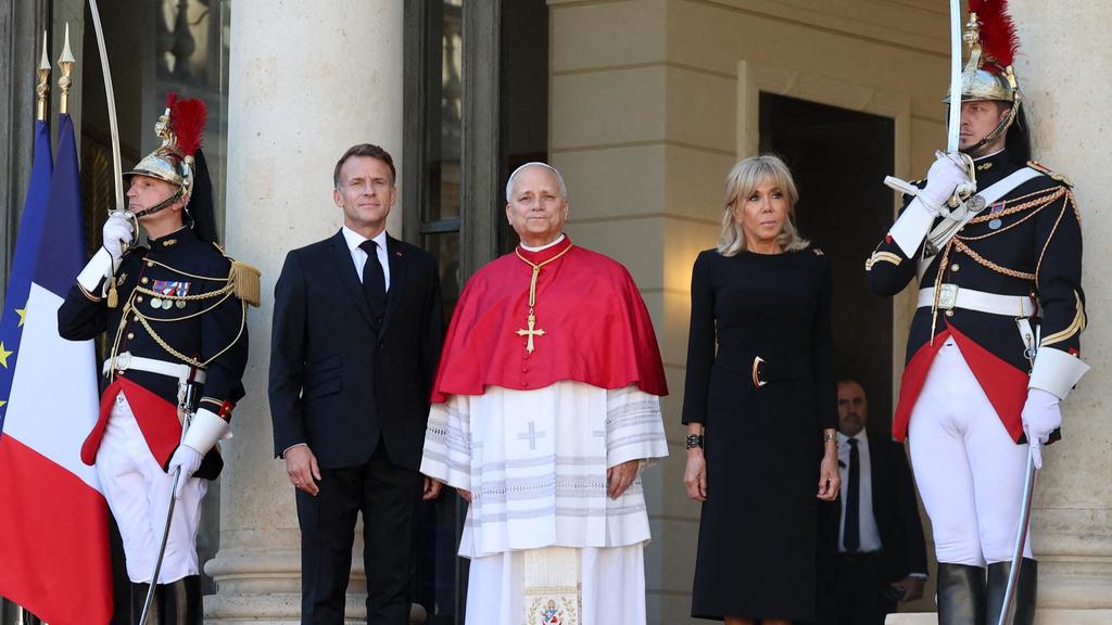 VIDÉO GALA - Emmanuel et Brigitte Macron reçoivent le pape Léon XIV : au plus près de leurs chaleureuses retrouvailles sur le perron du Palais de l’Élysée