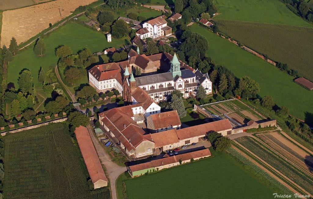 Fermée aux regards depuis près de mille ans, cette abbaye alsacienne dévoile enfin ses secrets