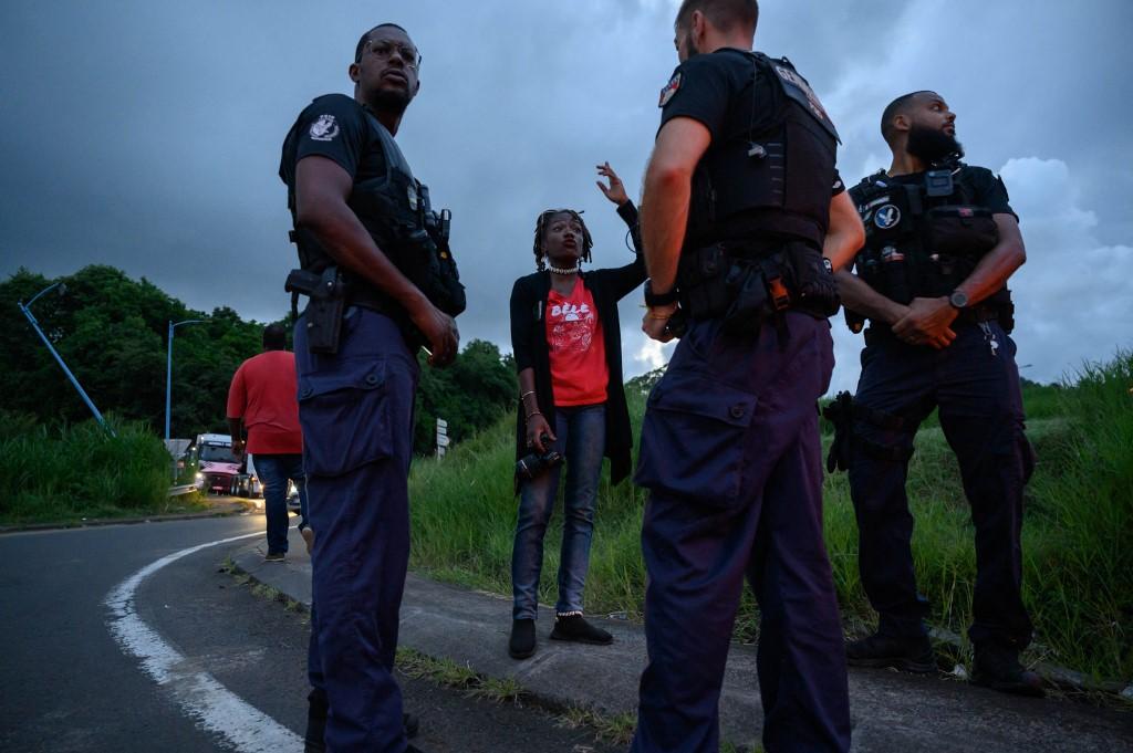 Vie chère en Martinique: des policiers blessés lors d'affrontements avec des manifestants