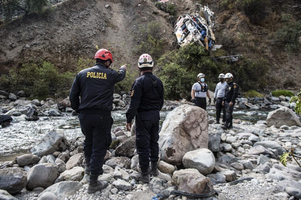 Pérou: au moins 11 morts après la chute d'un minibus dans un ravin