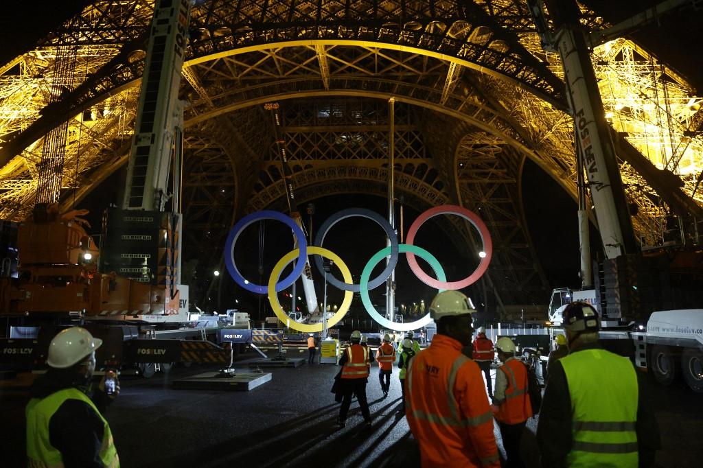 Les anneaux olympiques de la tour Eiffel ont été déposés