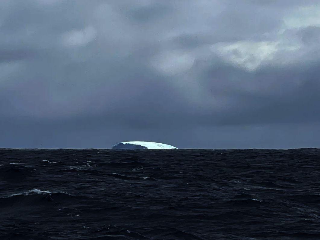 Vendée Globe : duel dans l’Atlantique, iceberg en vue dans le Pacifique