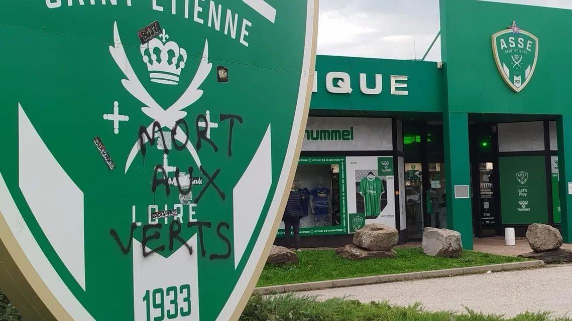 Ligue 1 : «Mort aux Verts», l'ASSE décide de porter plainte après des tags insultants signés par des supporters lyonnais