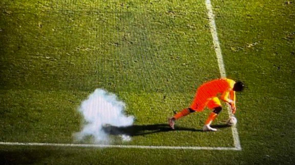 Ligue 1 : le gardien de Clermont touché par un pétard face à Montpellier