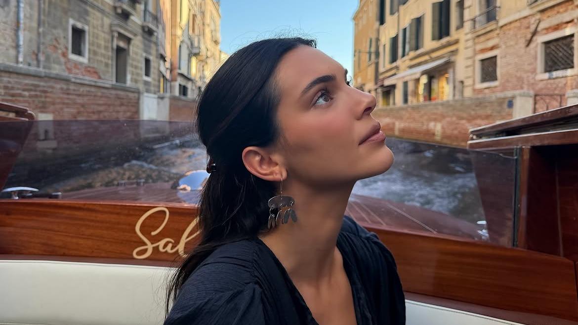La marque de soins fétiche de Kendall Jenner lance la brume éclat dont on ne pourra plus se passer