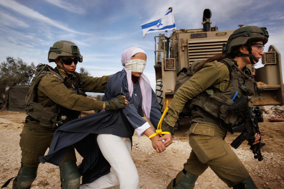 Les femmes du bataillon Bardellas s'emploient sur le terrain à cibler les femmes gazaouies suspectées de complicité avec les terroristes.