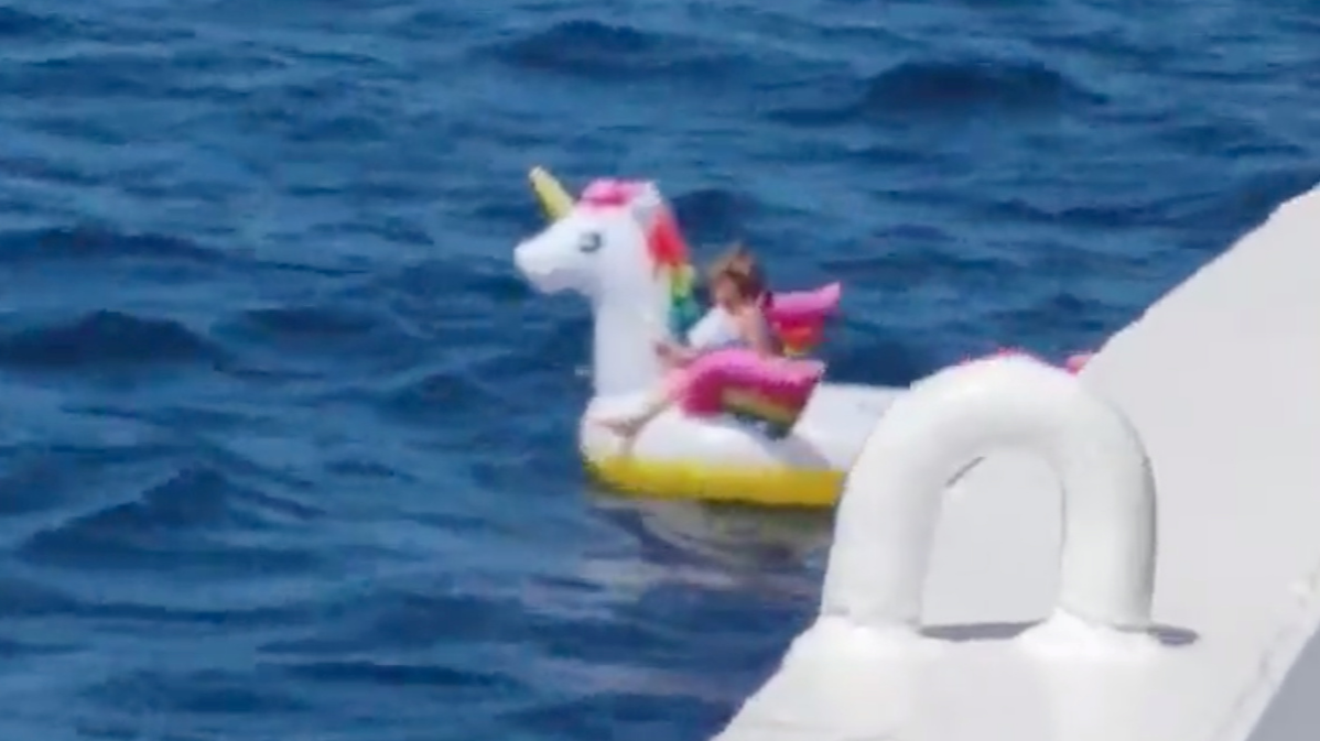 Grece Un Ferry Sauve Une Fillette De 4 Ans Qui Derivait Sur Une Bouee Licorne