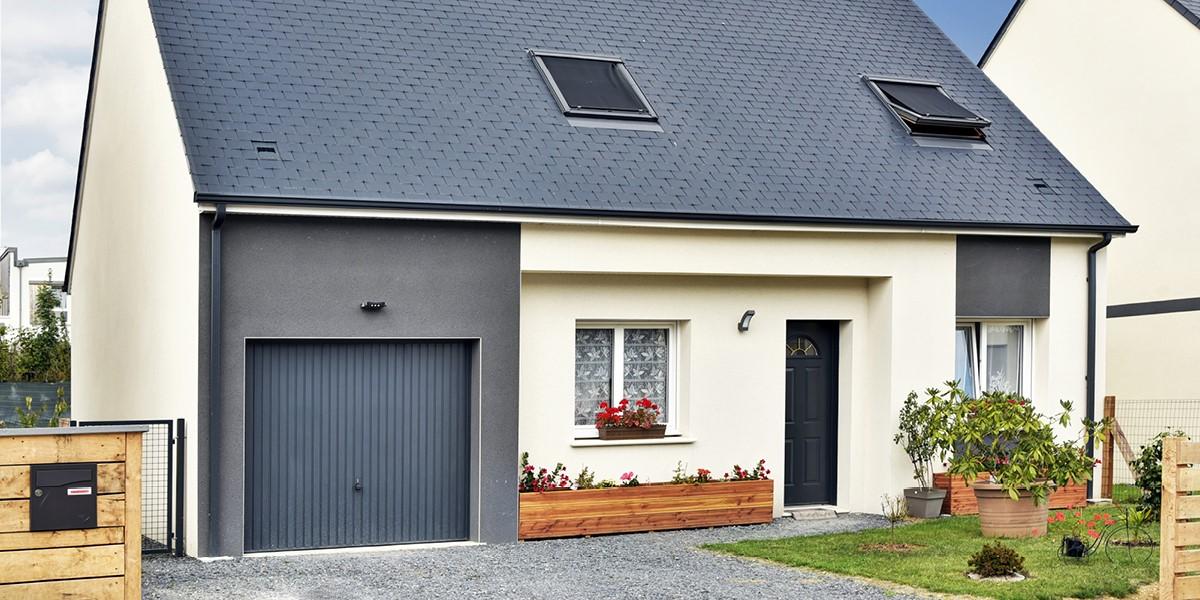 À Verson (Calvados), cette maison de 58 m² au sol, extensible, dispose d’un garage, d’un atelier (20 m² au total) et de combles aménageables de 35 m².