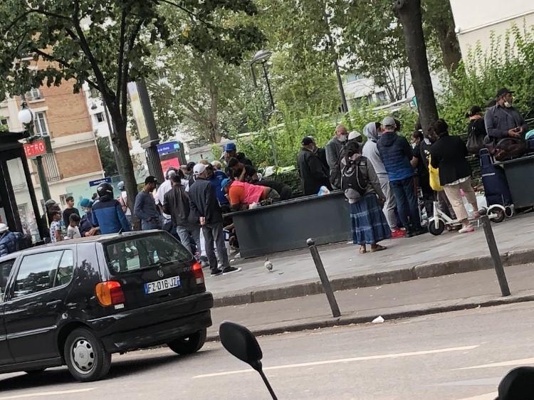 «C'est comme ça tous les jours»  un marché clandestin exaspère les