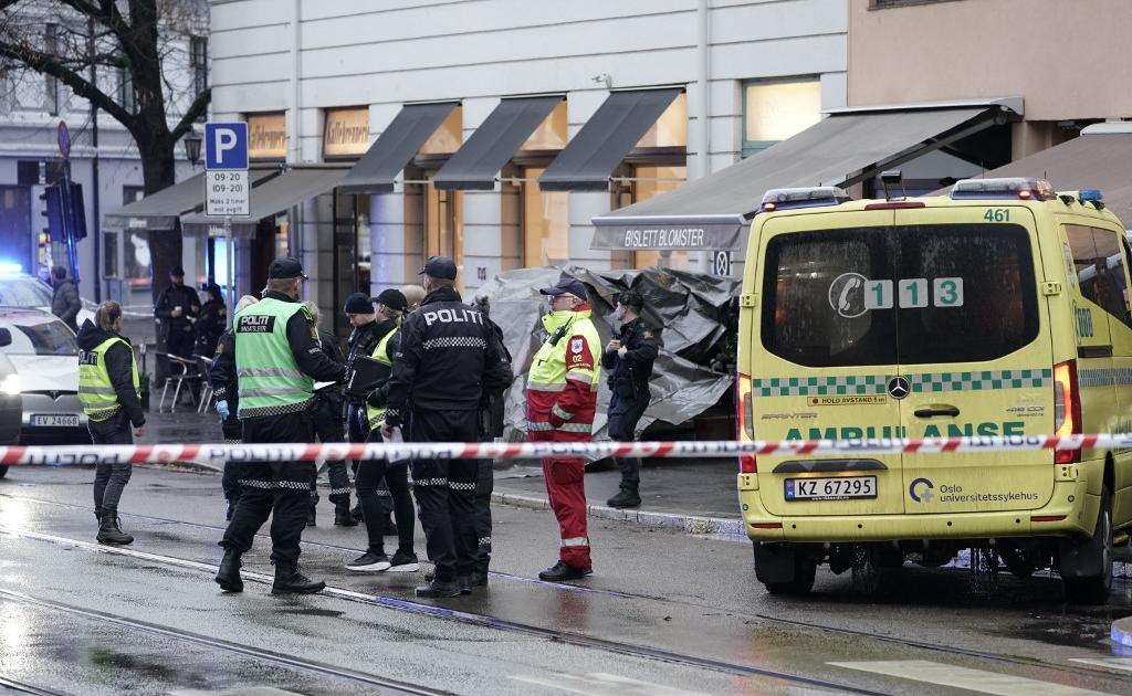 politiet skyter død mann bevæpnet med kniv som angrep patrulje