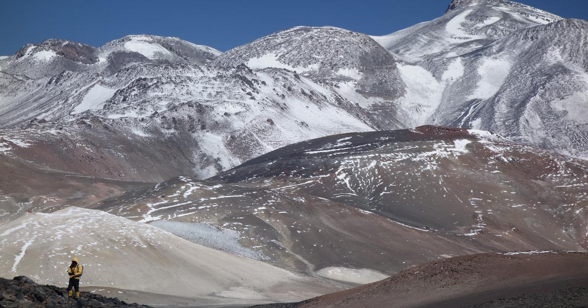 En los Andes, cómo dos franceses escaparon de la muerte en el volcán más alto del mundo