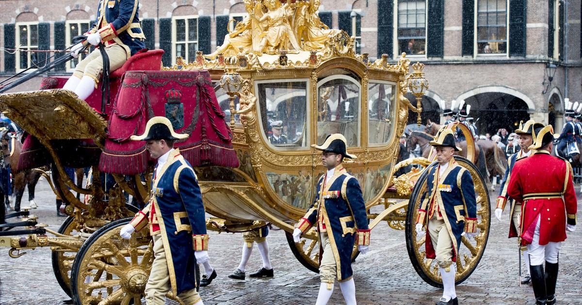In Nederland laat de koning zijn gouden strijdwagen achter die het verhaal vertelt van het Bataafse koloniale verleden.