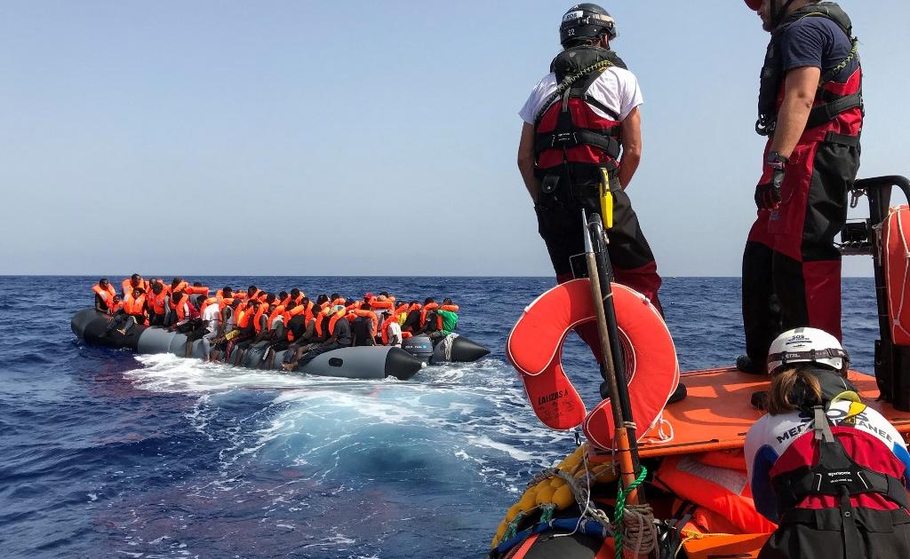 sette migranti muoiono di freddo mentre attraversano il Mediterraneo
