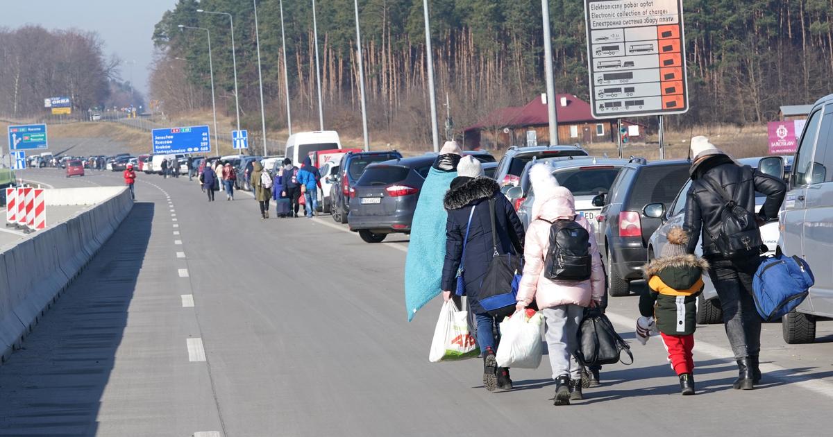 En Ukraine L Exode De Pr S De Civils Qui Fuient La Guerre