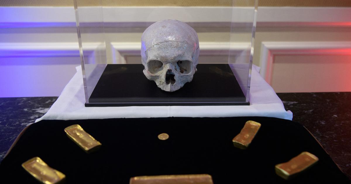 Washington returns to France a skull from the catacombs of Paris, ingots and a gold coin looted
