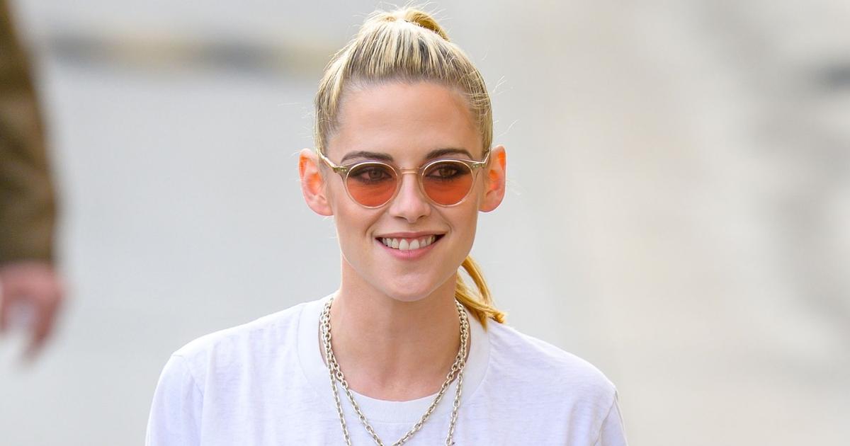 La chevauch e capillaire de kristen stewart avec sa double queue de