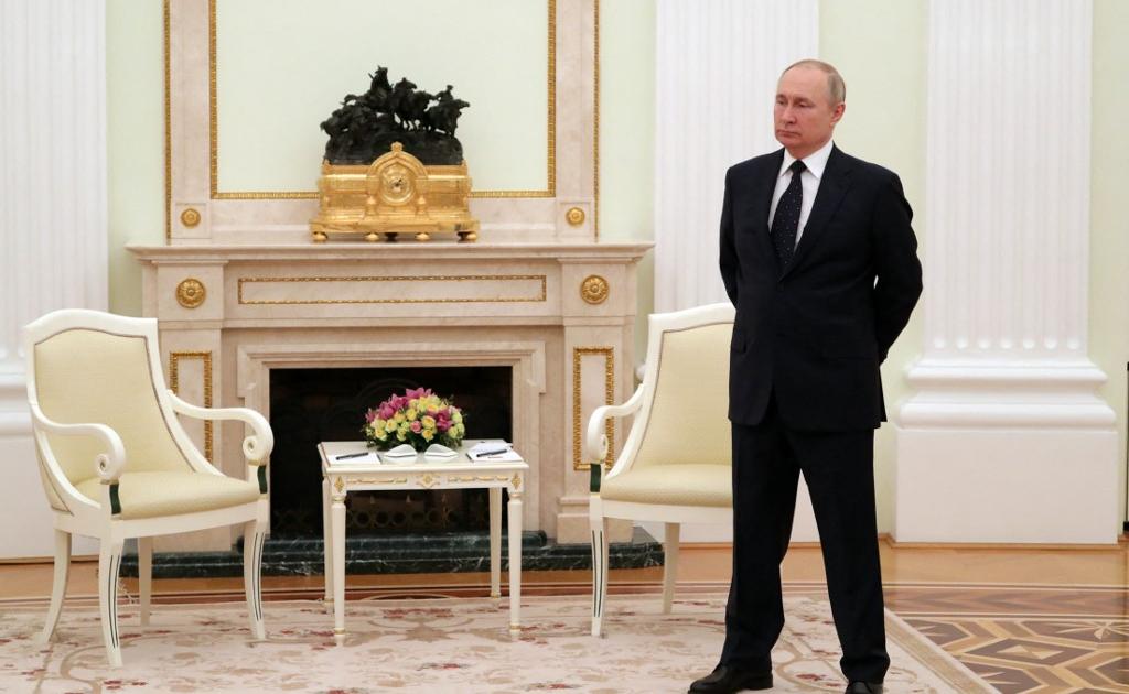 Wojna na Ukrainie: Putin w rozmowie z Macronem oskarża Ukrainę o popełnienie „zbrodni wojennych”