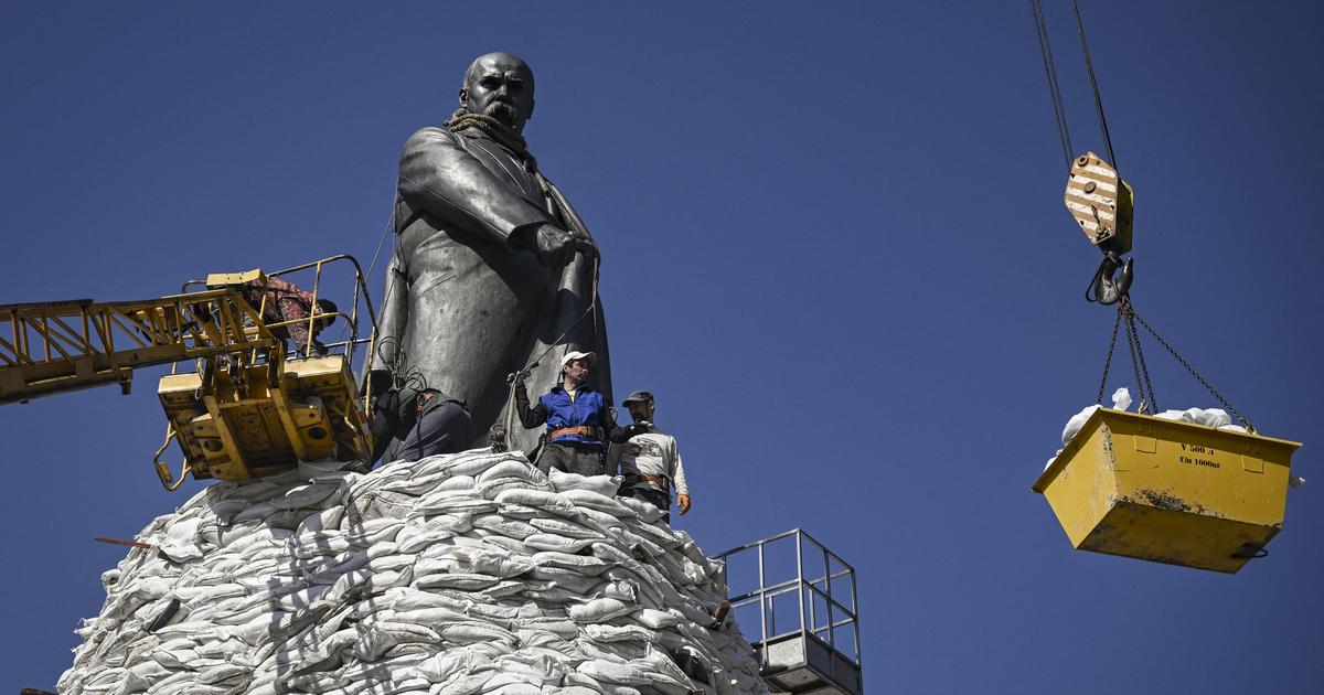 In Kharkiv, sand barricades to save the statue of the poet Shevchenko from shells
