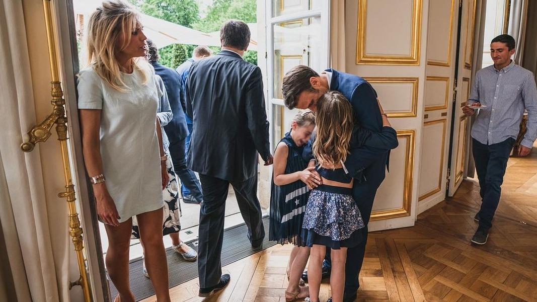 In photo, this moment of laughter and complicity between Emmanuel Macron and his granddaughters
