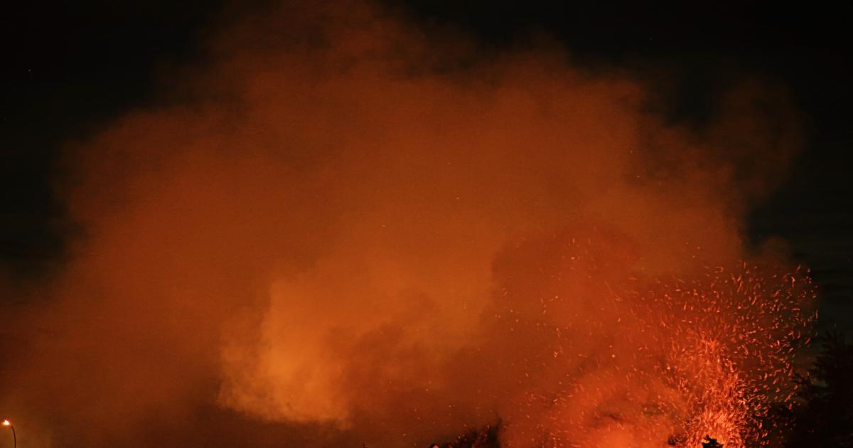 Ein plötzliches Feuer zerstörte zwanzig Luxushäuser an der kalifornischen Küste