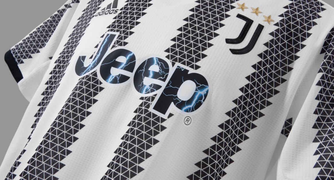 La Juventus ha colpito duramente con una nuova maglia realizzata con materiali riciclati al 100%.