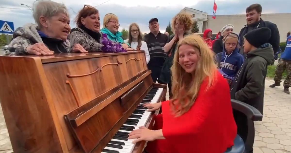 Regarder la vidéo La pianiste Valentina Lisitsa joue dans les ruines de Marioupol, «libérée» par les Russes