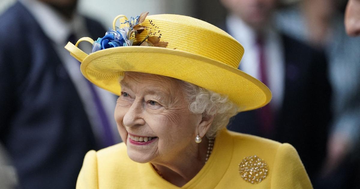 Elizabeth II, solaire toute en jaune, s'offre une apparition surprise dans le métro londonien