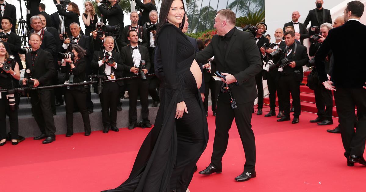 Enceinte, Adriana Lima monte les marches de Cannes dans une robe à la découpe ventrale