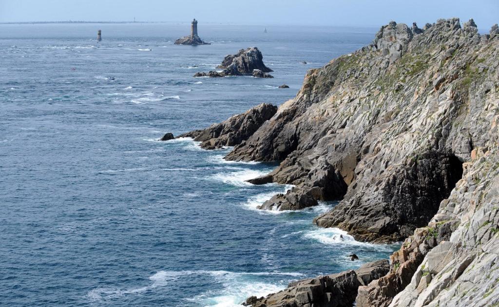 Finistère: trois membres d'une même famille meurent emportés par une vague