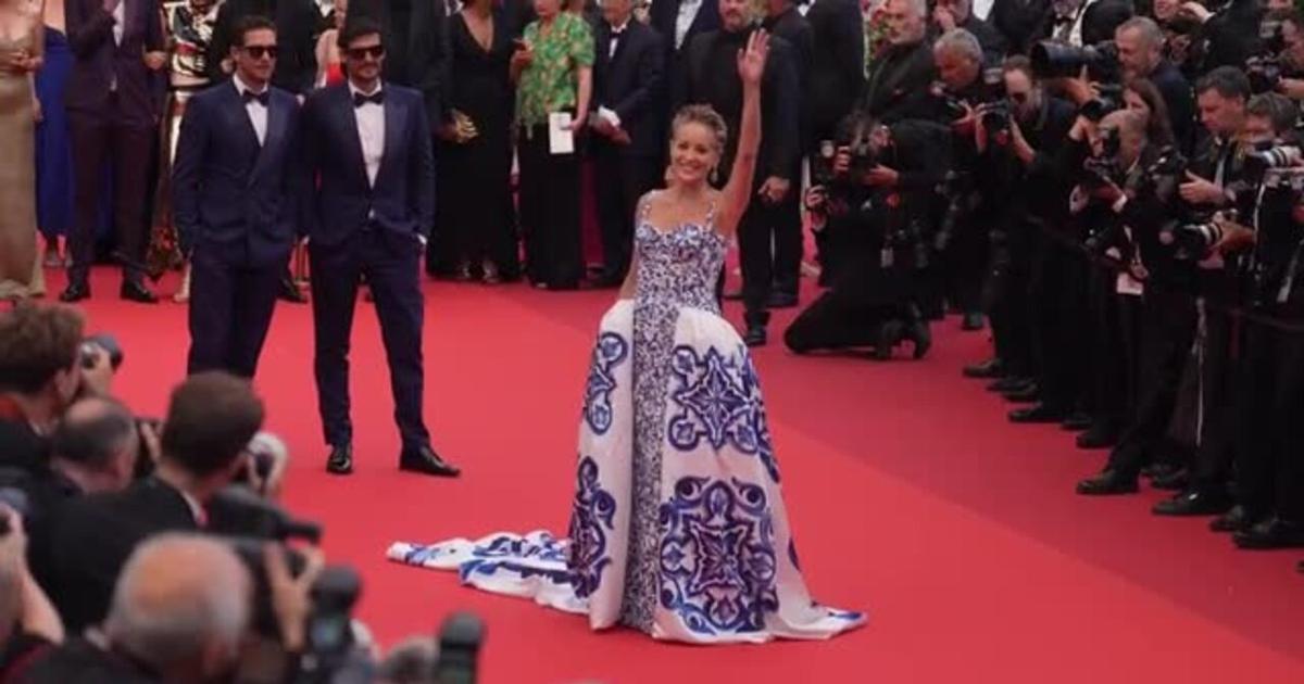 En robe longue, gants et bottes-leggings verts, Isabelle Huppert dénote sur le tapis rouge de Cannes