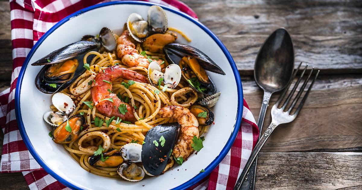 Spaghettis à la sauce tomate et aux fruits de mer (sans œuf, ni lait)