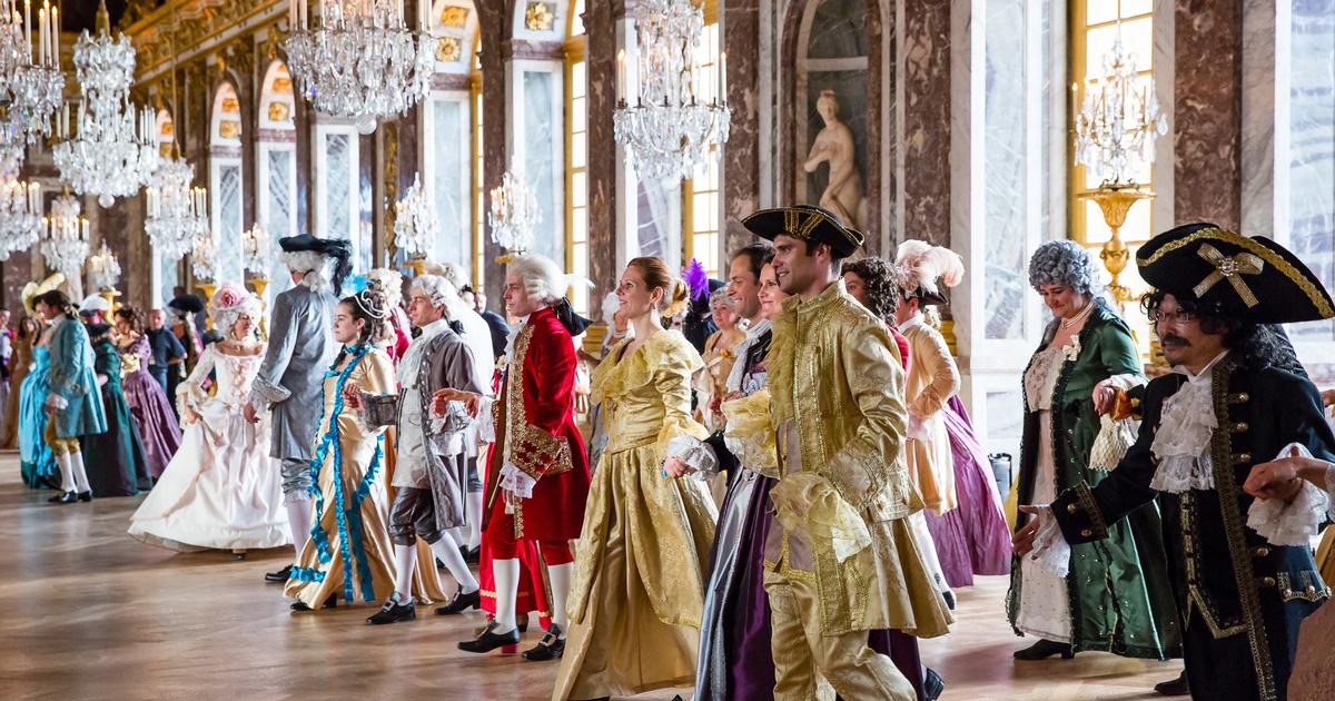 Behind the scenes of ball gowns with big masks of Versailles Buna Time
