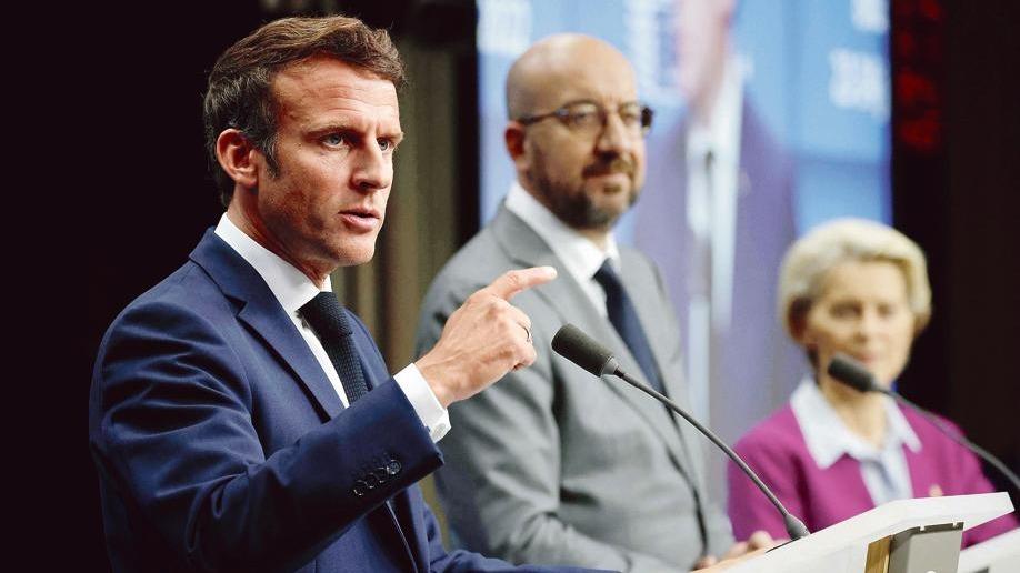 À Bruxelles, Emmanuel Macron banalise son échec électoral