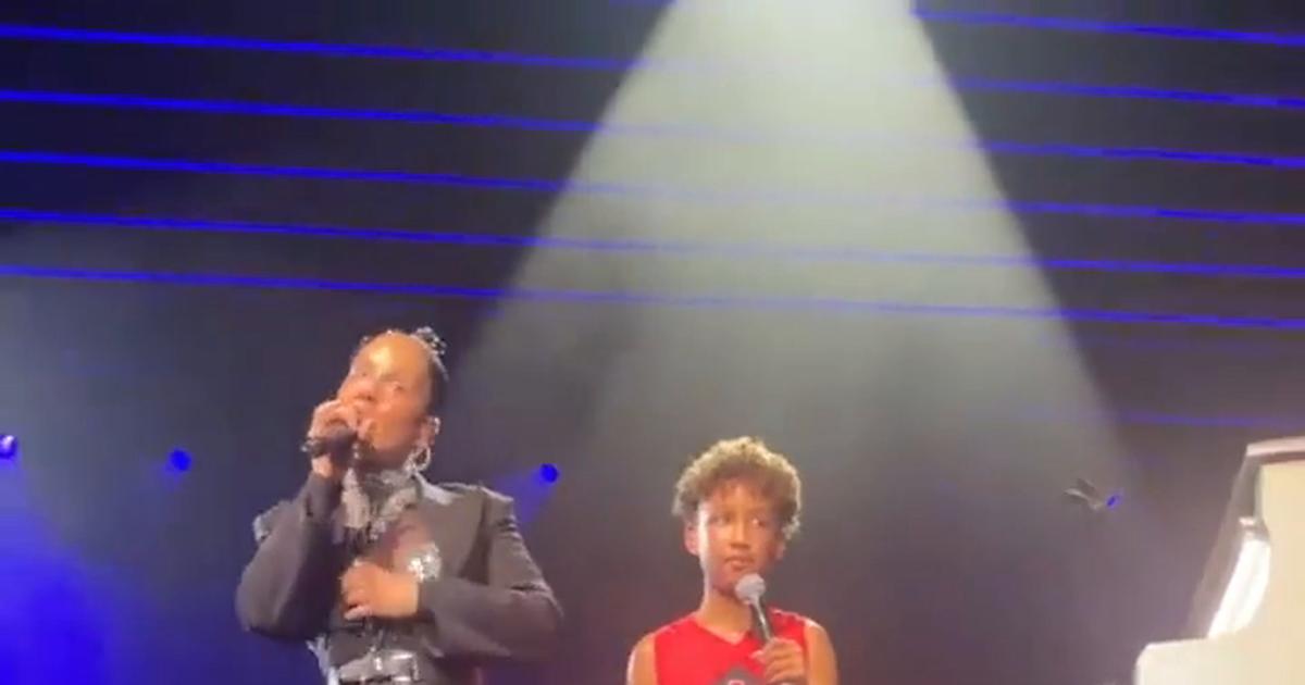 Il jouait du piano debout : le fils d'Alicia Keys impressionne le public lors d'un concert de sa mère
