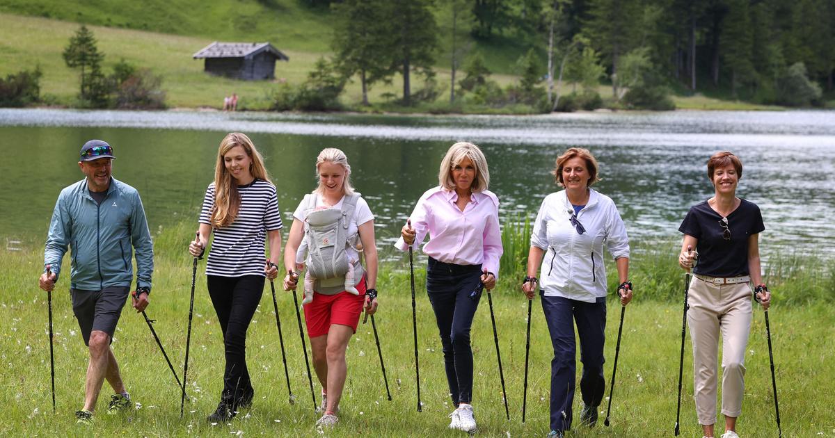 Les hommes en réu, les femmes en rando : la photo hors du temps de Brigitte Macron et des premières dames en marge du G7
