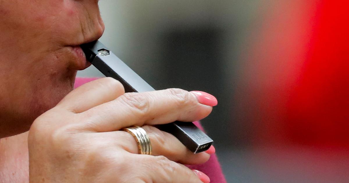 E-cigarettes : Bruxelles propose d'interdire les goûts aromatisés pour enrayer le vapotage