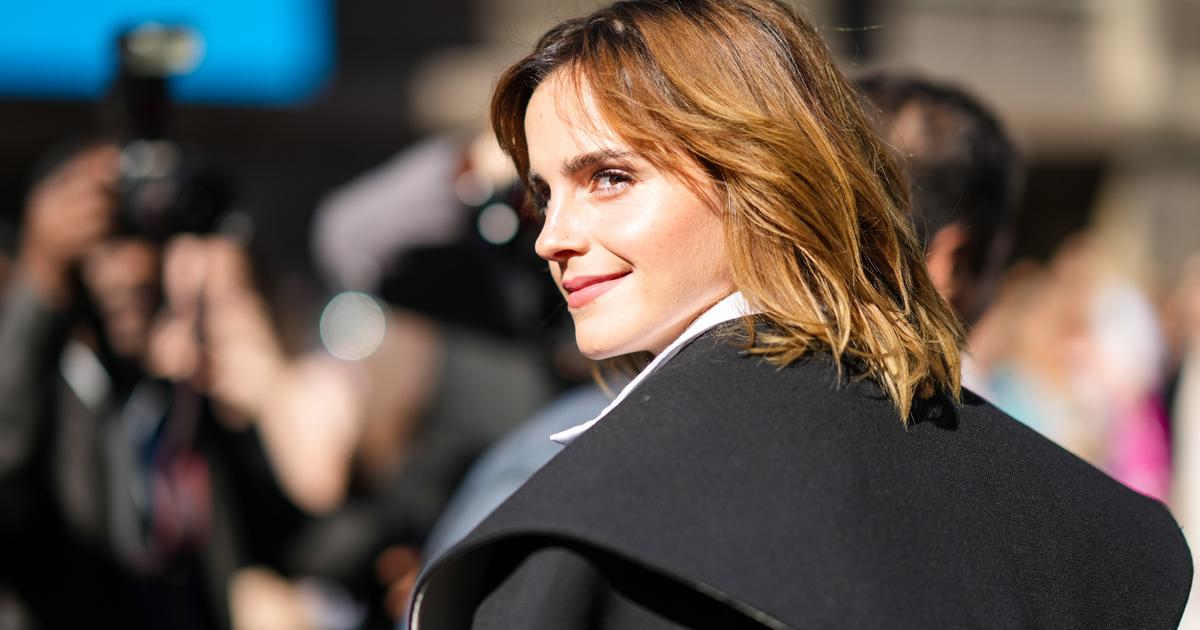 En veste grand soir sur jean skinny déchiré, Emma Watson jette un sort aux codes du premier rang en pleine fashion week