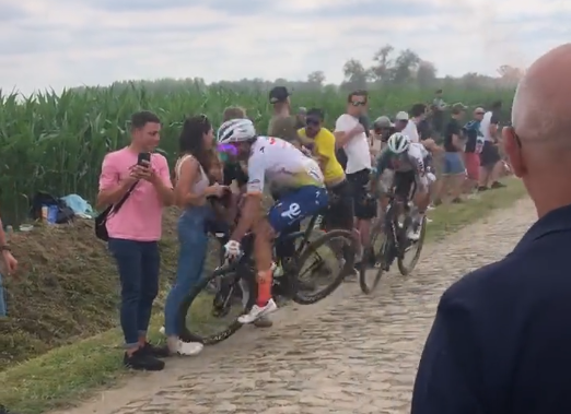 Tour de France : l'effroyable choc entre un coureur et un spectateur très imprudent dans l'étape des pavés