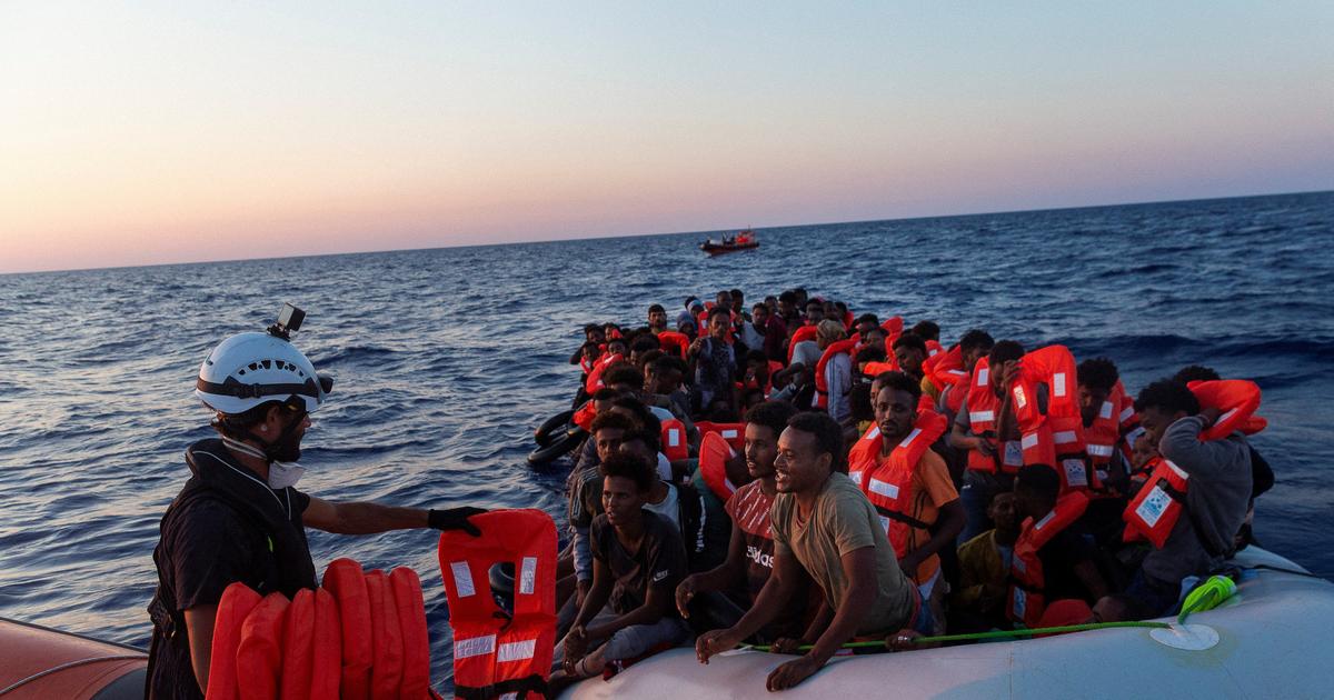 1500 auf See gerettete Migranten warten auf den Hafen